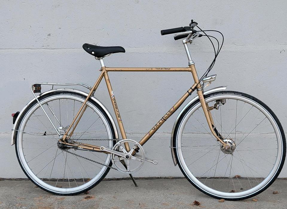 Gazelle Tour de France Vintage-Halbrenner in Gold mit Gepäckträger und Edelstahl-Schutzblechen, Seitenansicht