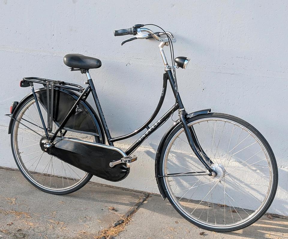 Gazelle Classic Damen-Hollandrad in Schwarz mit Kettenkasten, Rockschutz und Gepäckträger, gebraucht, Seitenansicht