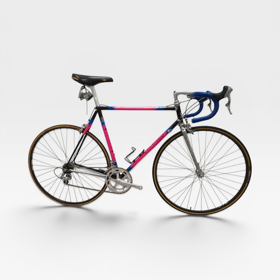 Colnago Vintage Stahlrennrad mit Shimano Dura-Ace 8-fach, 56,5 cm Rahmen, klassischer italienischer Rennradklassiker in Seitenansicht.