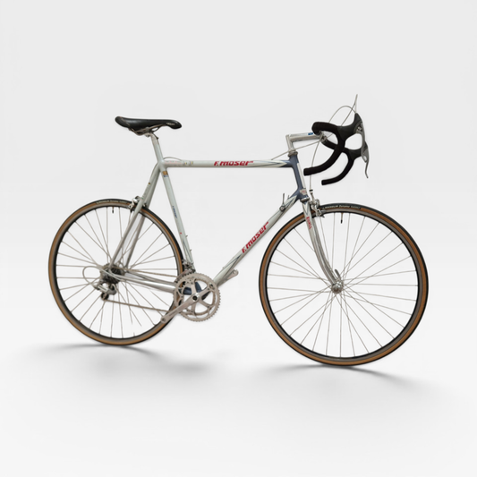 Francesco Moser Rennrad mit Columbus Leader Stahlrahmen, Shimano Dura-Ace Ausstattung und verchromter Gabel in Seitenansicht.